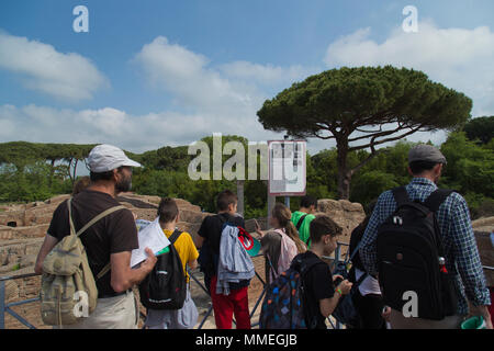 La scuola dei bambini sulla gita al sito archeologico di Ostia Antica vicino Roma Italia Foto Stock