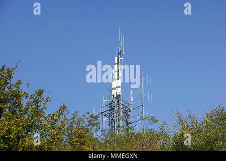Mazzetto di antenne sulla torre sulla sommità di una collina . Foto Stock