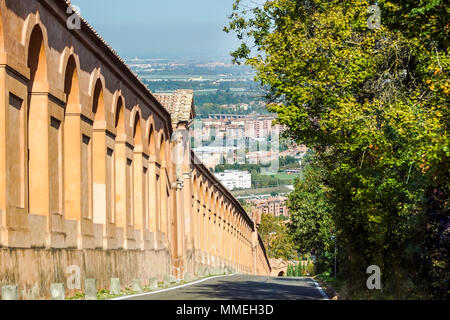 Bologna, Italia. Famosi San Luca's portico : il portico più lungo al mondo Foto Stock