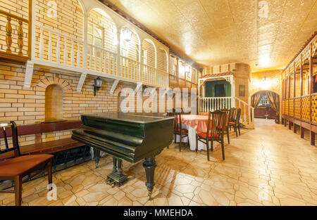 Mosca - Agosto 2014: Interno del ristorante di cucina caucasica 'Dukhan Shavo'. Hall con pianoforte Foto Stock