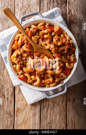 American chop suey, american gulasch, con il gomito pasta, le carni bovine e i pomodori in una pentola. Verticale in alto vista da sopra Foto Stock