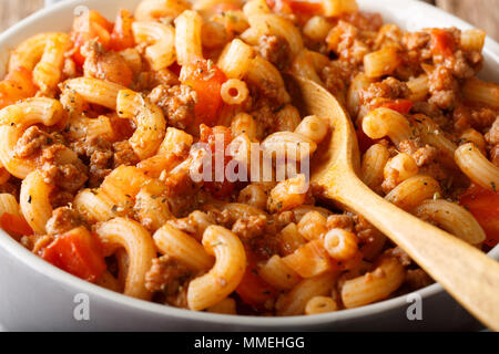 In casa American gulasch con pasta a gomito, le carni bovine e i pomodori di close-up in una casseruola orizzontale. Foto Stock