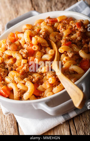 American gulasch fatta da pasta con pomodori, spezie e carne di manzo macinata vicino sul piano verticale. Foto Stock