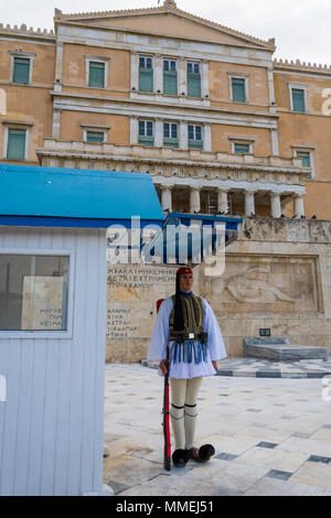 Il Evzones,un'unità speciale dell'esercito ellenica, noto come Tsoliades, che guard il monumento del milite ignoto di fronte al Parlamento ellenico Foto Stock