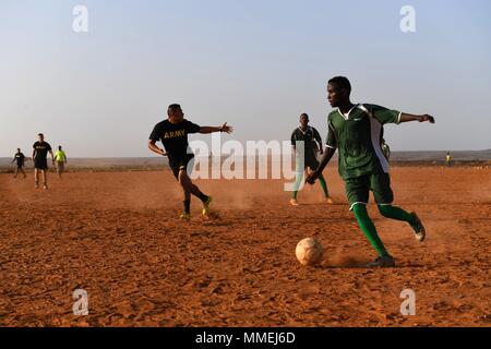 Stati Uniti Esercito di soldati di fanteria dal decimo Montagna divisione e 3-144 Reggimento di Fanteria e membri del Gibuti Forze Armate (FAD) assegnata per il rapido intervento battaglione, gioco a calcio a Gibuti il 10 maggio 2018, 10 maggio 2018. I membri della nervatura passare attraverso cinque settimane di corso combatives di copertura, armi e combattere le abilità salvavita. (U.S. Air Force foto di Airman 1. Classe Haley D. Phillips). () Foto Stock