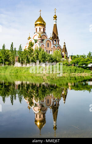 Chiesa cristiana vicino a Almaty, Kazakhstan riflessa nel lago Foto Stock