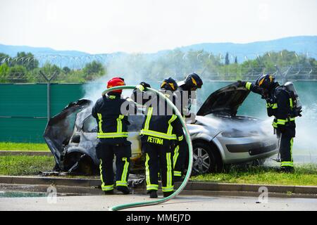 Vigili del fuoco assegnata a U.S. Presidio militare in Italia, durante la risposta di Lion 2018 esercizio, il Vicenza Comunità militare ha condotto la sua piena scala risposta Lion '18 esercita sulla Caserma del Din, l'Italia, 9 maggio 2018, 9 maggio 2018. Lo scopo della formazione annuale esercizio era di testare e convalidare il vigore di Protezione e di gestione di emergenza Piani e procedure in risposta ad una situazione di emergenza. (U.S. Esercito foto di Paolo Bovo). () Foto Stock