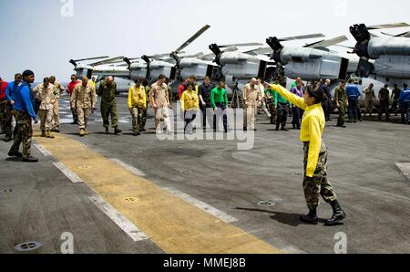 180510-N-ZK016-0020 U.S. 5TH FLOTTA AREA DI OPERAZIONI (10 maggio 2018) Marinai e Marines condurre a danni di oggetti estranei a piedi verso il basso sul ponte di volo dell'Wasp-classe assalto anfibio nave USS Iwo Jima (LHD 7), 10 maggio 2018, 10 maggio 2018. Iwo Jima, homeported a Mayport, Fla. è sulla distribuzione per gli Stati Uniti Quinta Flotta area di operazioni a sostegno della sicurezza marittima operazioni per rassicurare gli alleati e partner e preservare la libertà di navigazione e il libero flusso di commercio nella regione. (U.S. Foto di Marina di Massa lo specialista di comunicazione di terza classe Joe J. Cardona Gonzalez /rilasciato). () Foto Stock