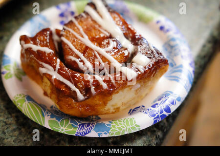 In casa cinnamon roll con glassa Foto Stock