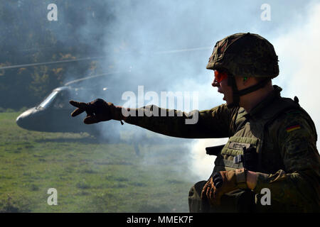 Un soldato tedesco partecipa al combattimento tattico Casualty Cura medica di esercitazione, ospitato dall'International Special Training Center, Pfullendorf, Germania, 27 settembre, 2017. Esercizi di formazione come questo sono un prezioso metodo di rafforzare la NATO ha collaborato unite a mantenere una forte allied force contro la guerra globale al terrorismo. (U.S. Esercito foto di Visual Information Specialist Jason Johnston) (U.S. Esercito foto di Visual Information Specialist Jason Johnston) Foto Stock