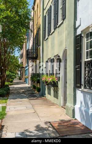 Estate Street - una tranquilla mattinata estiva alla Rainbow Row - una serie di colorati e ben conservato centro storico georgiano case di riga in Charleston, Sc, STATI UNITI D'AMERICA. Foto Stock