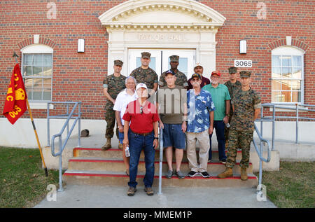 Kenny Cheslack, Stephen Anderson, Dan McCready, Kenny Resnick e Curtis Brown stand nella parte anteriore dei gradini di Taylor Hall chiamato dopo il compagno di Marine, Staff Sgt. Karl Taylor che si è guadagnato la medaglia d'onore durante la Guerra del Vietnam. (Foto di Jeremy Beale) Foto Stock