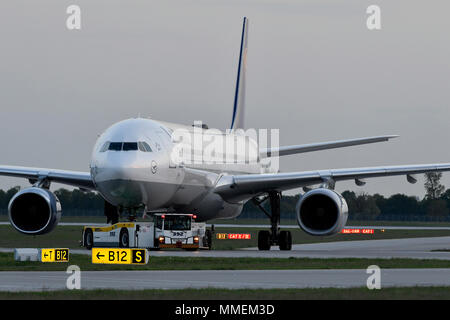 Lufthansa, Airbus A340-600, A340, spingere indietro il carrello, di rullaggio, pista, Airfield, Notte, aeromobili, aereo, aereo, aeroporto di Monaco di Baviera, MUC, Germania, Foto Stock