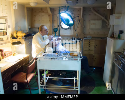 HMS Belfast, una città classe incrociatore leggero, ormeggiata nel fiume Tamigi, aperto al pubblico, parte del museo imperiale della guerra. La nave dal dentista. Foto Stock