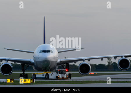 Lufthansa, Airbus A340-600, A340, spingere indietro il carrello, di rullaggio, pista, Airfield, Notte, aeromobili, aereo, aereo, aeroporto di Monaco di Baviera, MUC, Germania, Foto Stock