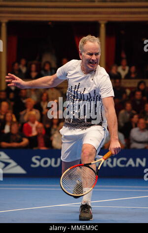 AEGON Masters di tennis, leggende corrispondono Ð Pat Cash vs John McEnroe, 1 dicembre 2011, la Royal Albert Hall di Londra - Inghilterra Foto Stock