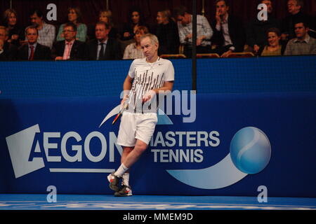 AEGON Masters di tennis, leggende corrispondono Ð Pat Cash vs John McEnroe, 1 dicembre 2011, la Royal Albert Hall di Londra - Inghilterra Foto Stock