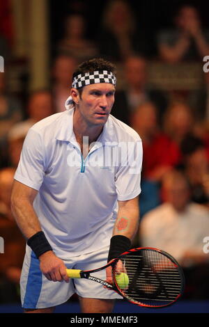 AEGON Masters di tennis, leggende corrispondono Ð Pat Cash vs John McEnroe, 1 dicembre 2011, la Royal Albert Hall di Londra - Inghilterra Foto Stock