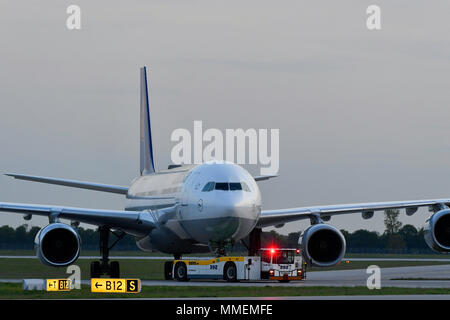 Lufthansa, Airbus A340-600, A340, spingere indietro il carrello, di rullaggio, pista, Airfield, Notte, aeromobili, aereo, aereo, aeroporto di Monaco di Baviera, MUC, Germania, Foto Stock