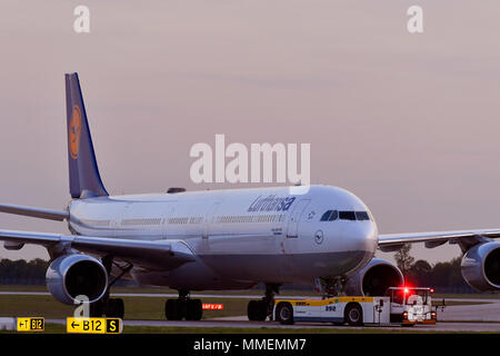 Lufthansa, Airbus A340-600, A340, spingere indietro il carrello, di rullaggio, pista, Airfield, Notte, aeromobili, aereo, aereo, aeroporto di Monaco di Baviera, MUC, Germania, Foto Stock