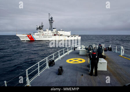 Mare CHUKCHI - Il Kingston-class dragamine HMCS Yellowknife (MM 706) conduce un esercizio di traino con USCGC Alex Haley (WMEC 39). Yellowknife è distribuito come supporto di funzionamento limpido, una routine sorveglianza nazionale e il funzionamento di presenza in Canada Maritime e terreni di domini. (U.S. Foto di Marina di Massa lo specialista di comunicazione 2a classe Travis Litke) Foto Stock