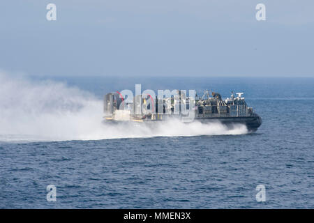 Oceano Pacifico (ott. 27, 2017) Una Landing Craft Air ammortizzata (LCAC) assegnato a Assault Craft unità 5 si diparte Whidbey Island-class dock landing ship USS Rushmore (LSD 47) durante una simulazione di sbarco sulla spiaggia per Alba Blitz 2017. Alba Blitz 2017 è uno scenario-driven esercizio anfibio progettato per treno e integrare Navy e Marine Corps unità fornendo un robusto ambiente di formazione dove le forze a pianificare ed eseguire un assalto anfibio, impegnarsi in live-fire eventi e stabilire expeditionary basi avanzate in un paese e minaccia marittima ambiente per migliorare Naval Amphibious competenze fondamentali. (U Foto Stock