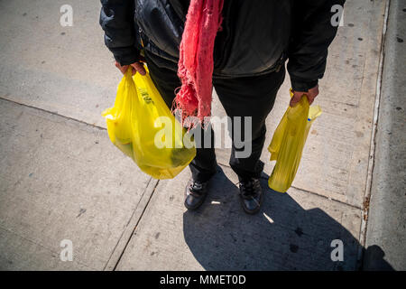 Una shopper con il suo supermercato di sacchetti di plastica a New York il giovedì 26 aprile, 2018. Lo stato di New York Gov. Andrew Cuomo ha annunciato la sua intenzione di istituire un divieto statewide sulla monoposto di utilizzare sacchetti di plastica, dopo aver precedentemente contrapposta una simile legislazione proposta da New York City. (© Richard B. Levine) Foto Stock