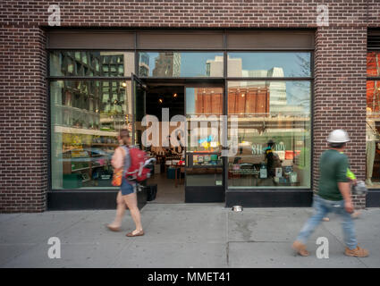 La storia concept store nel quartiere di Chelsea di New York il Mercoledì, 2 maggio 2018. Macy's ha annunciato che ha acquisito la storia e chiamato il negozio al fondatore Rachel Schechtman come il loro nuovo "brand experience officer". Storia rotante ha esperienze di shopping, cambiando la sua merce e concetto ogni pochi mesi. (Â© Richard B. Levine) Foto Stock