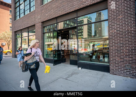 La storia concept store nel quartiere di Chelsea di New York il Mercoledì, 2 maggio 2018. Macy's ha annunciato che ha acquisito la storia e chiamato il negozio al fondatore Rachel Schechtman come il loro nuovo "brand experience officer". Storia rotante ha esperienze di shopping, cambiando la sua merce e concetto ogni pochi mesi. (© Richard B. Levine) Foto Stock