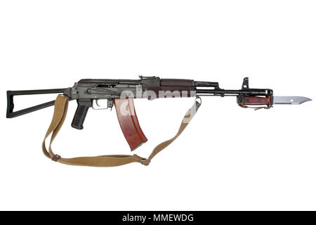 Kalashnikov fucile da assalto aks-74 con la baionetta isolato su uno sfondo bianco Foto Stock