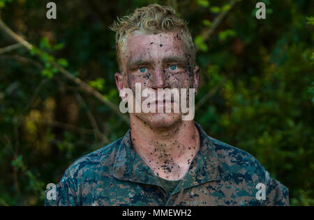 Stati Uniti Marine Corps Cpl. Alois Scott, una macchina gunner con il Battaglione Team di atterraggio secondo battaglione, 6° Reggimento Marini, 26 Marine Expeditionary Unit (MEU) sta coperto di fango e detriti dopo aver completato l'evento finale di un istruttore di arti marziali corso (MAIC) al Marine Corps base Camp Lejeune, N.C., 26 ottobre, 2017. MAIC è un tre settimane di corso che consente di Marines per insegnare e test Marine Corps Arti Marziali programma tecniche necessarie per avanzare nel livello della cinghia. (U.S. Marine Corps foto di Cpl. Juan A. Soto-Delgado) Foto Stock