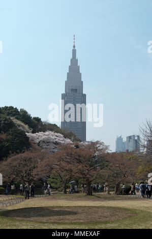 La NTT Docomo tower da Shinjuku Gyoen Giardino Nazionale di Tokyo Foto Stock