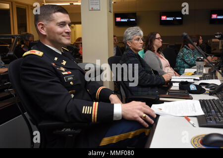 Lt. Col. Cullen Jones, U.S. Esercito di ingegneri Nashville District commander (sinistra), assiste il suo primo Tennessee giacche color argento incontro poiché prendendo il comando con federali, statali e i partner locali al tema sede a Nashville, Tennessee, il 31 ottobre 2017. (USACE foto di Leon Roberts) Foto Stock