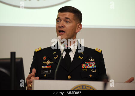 Lt. Col. Cullen Jones, U.S. Esercito di ingegneri Nashville District commander, parla durante un trimestrale Tennessee giacche color argento incontro con federali, statali e i partner locali al tema sede a Nashville, Tennessee, il 31 ottobre 2017. (USACE foto di Leon Roberts) Foto Stock