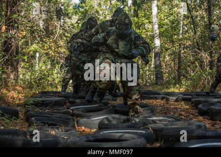 Stati Uniti Marines con la ventiseiesima Marine Expeditionary Unit (MEU), eseguire attraverso un percorso ad ostacoli che indossa Full Mission orientata postura protettivo durante una sostanza chimica, biologica, radiologica, nucleare evento di formazione di Camp Lejeune, N.C., Ottobre 30, 2017. Il ventiseiesimo MEU condotto la formazione come un pre-formazione sulla distribuzione di requisito del programma in preparazione per una installazione di prossima uscita in mare. (U.S. Marine Corps foto di Cpl. Ieter T. pietra) Foto Stock