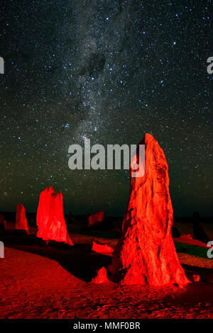 I Pinnacoli vicino Cervantes in Western Australia. Essi sono illuminati con luce rossa, sotto la Via Lattea. Foto Stock