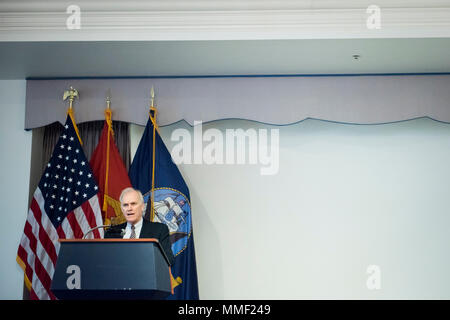 Richard V. Spencer (nato nel 1954) è stato il 76° Segretario della Marina degli Stati Uniti dal 2017 al 2019, supervisionando il Dipartimento della Marina. Il 25 ottobre 2017, ha affrontato lo sviluppo della leadership civile presso il Department of the Navy Leadership and Career Development Conference presso Joint base Anacostia Bolling, Washington, D.C. l'immagine archivistica documenta la sua partecipazione al forum ufficiale della conferenza. Foto Stock