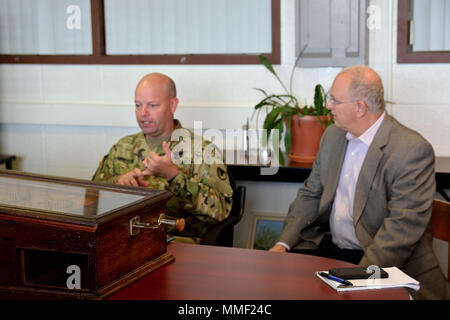 Arsenal Commander Col. Giuseppe Morrow spiegando la Hudson Valley Community College Presidente Andrew Matonak circa alcune delle sfide che l'Arsenal sta vivendo nella ricerca di personale altamente qualificato e di macchinisti di macchina utensile operatori. Foto Stock