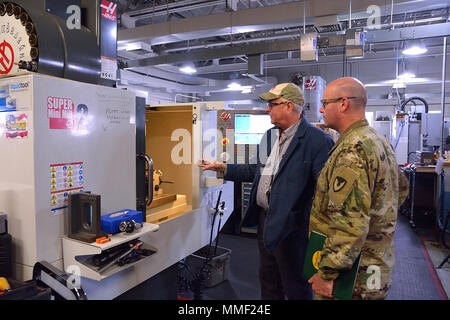 La Hudson Valley Community College di fabbricazione di sistemi tecnici il Professor David Larkin, a sinistra mostra l'Arsenal Commander Col. Giuseppe domani alcune delle macchine di domani di uso degli apprendisti presso il college durante il loro corso di istruzione. Foto Stock