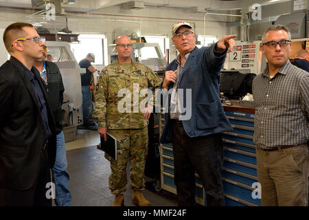 La Hudson Valley Community College di fabbricazione di sistemi tecnici il Professor David Larkin, puntando, mostra di arsenal commander Col. Giuseppe Morrow, centro, i collegi macchina laboratorio. Foto Stock