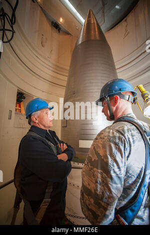 Da sinistra, Vice Presidente Mike Pence parla con il cap. Kevin O'Neill, 91Missile squadrone manutenzione maintenance operations officer, accanto a un LGM-30 Minuteman III intercontinental missile balistico vicino Lansford, N.D., Ottobre 27, 2017. Durante la visita, Pence e Air Force Segretario Heather Wilson ha girato la Minot Air Force Base di strutture, e ha parlato con il Team Minot aviatori circa la loro importanza per la nazione è la sicurezza. (U.S. Air Force foto di Senior Airman J.T. Armstrong) Foto Stock