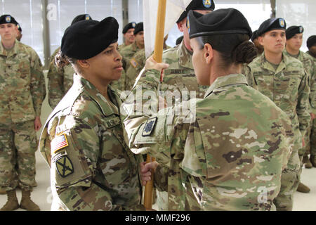 FORT GORDON, GA. - Comando Sgt. Il Mag. Jennifer Taylor, 35th teatro segnale tattico brigata, arruolati senior advisor passa il guidon al 1 Sgt. Patrice Shuler, sede e Sede Società, 35th Theatre tattico vigili del segnale in entrata arruolati senior advisor a significare la responsabilità e la cura che assume ora sede la società. Sede e sede società, 35th teatro segnale tattico brigata terrà un cambiamento di responsabilità cerimonia, nov. 1, presso il centro di riserva qui. 1 Sgt. Elizabeth Dillon, HHC, 35th TTSB, in uscita arruolati senior advisor, passò la sua r Foto Stock