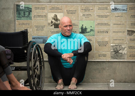 Il veterano della marina Lt. La Cmdr. Tom riso ascolta una Naval Medical Center di San Diego terapia surf sessione di briefing sulla sicurezza al Del Mar stazione bagnino in Del Mar, California Sett. 14, 2017. Il riso è un ex pilota Tomcat che volontari come un istruttore di surf per aiutare i membri del servizio di recuperare dalla malattia e infortuni. (DoD foto di EJ Hersom) Foto Stock