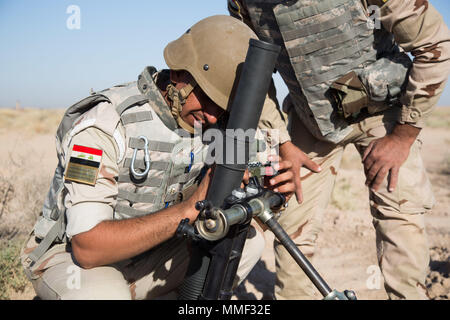 Un soldato iracheno guarda giù la portata di un mortaio durante un live fire esercizio istruito dal trainer spagnolo al Besmaya addestramento complesso, Iraq, Ottobre 12, 2017. Questa formazione fa parte del complesso di Combined Joint Task Force - Funzionamento inerenti risolvere la costruzione di capacità del partner di missione che si concentra sulla formazione e migliorare la capacità di partnership forze che lottano ISIS. CJTF-funzione OIR è la coalizione globale per sconfiggere ISIS in Iraq e la Siria. (U.S. Esercito foto di Spc. Cole Erickson) Foto Stock