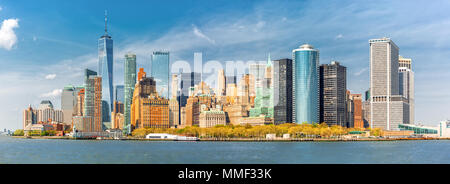 Il centro cittadino di New York skyline panorama visto da una barca a vela l'alloggiamento superiore Foto Stock