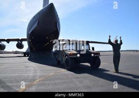 Un Tennessee Air National Guard loadmaster guide un HMMWV su un C-17 Globemaster dalla 164Airlift Wing, con sede a Memphis, Tennessee, come parte di una situazione di emergenza della polizia militare dal 252nd MP Co., Tennessee Esercito nazionale di guardia di Smirne. Il 252nd fornito supporto continuo dell'Uragano Irma soccorsi negli Stati Uniti Isole Vergini. Foto Stock