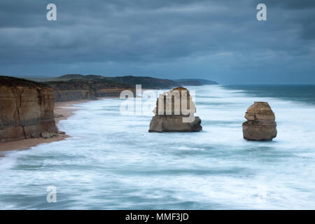 I dodici apostoli e gibson passi sulla Great Ocean Road a Victoria il 4 maggio 2012 Foto Stock