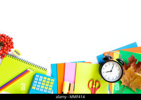 Colorato di forniture scolastiche, prenotare e sveglia su bianco. Vista superiore, piatto laici. Copia dello spazio. Foto Stock