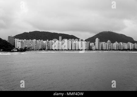 Città Guaruja Brasile seacost panorama vista bianco nero Foto Stock