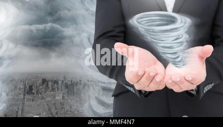 Tornado twister verniciato e scuro del cielo della città con le mani aperte Foto Stock